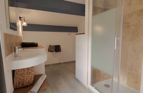 Le Beausset Apartment | Semi-detached house on 2 levels, 85m², quiet location with garden and air-conditioning. Sleeps 6.