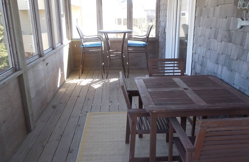 Avon Cottage | Semi-Oceanfront Classic: rare find perfect for couples and small families