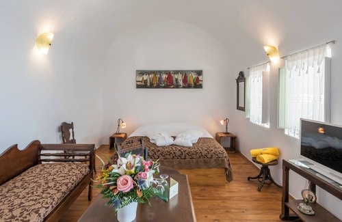 Oia Hotel | Senior Suite with Private Whirlpool & Caldera View
