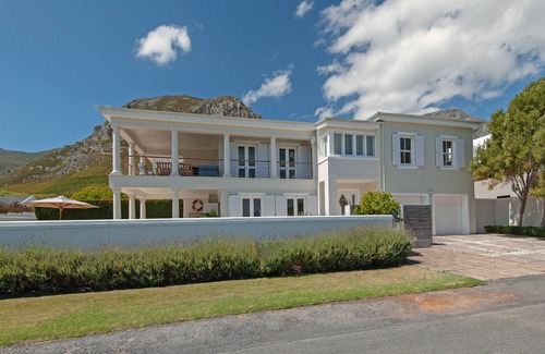 Voelklip Villa | Sensational Beach House in Hermanus- No Loadshedding as Inverter installed