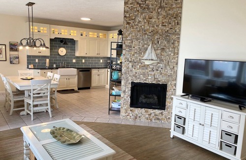 Port Clinton House | Sensational Lakefront Beach House - 4 bed/3 bath w/heated pool and hot tub
