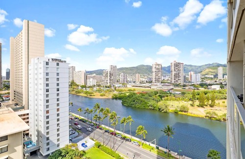 Diamond Head - Kapahulu - St. Louis Condo | Sensational Seaside Condo, remodeled in 2023 parking available, 1 block to beach