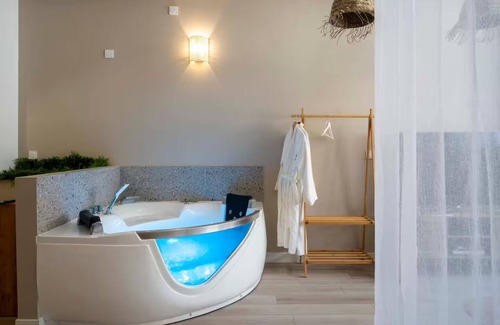 Nemours Apartment | Sensual, romantic suite with whirlpool bath: an intense moment