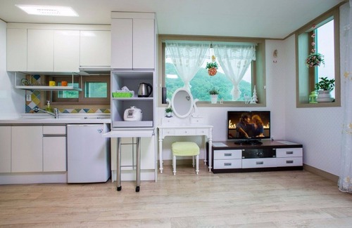 Ganghwa House | Seokmodo White Wing Pension
