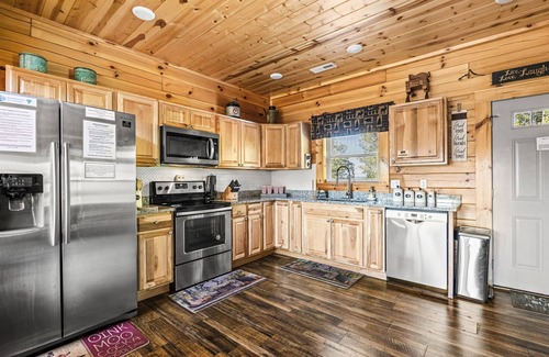 Sevierville Cabin | Sep 30-Oct 3 still available! 3br 3 bath - View - Game Rm - Hot Tub - 18mi to PF