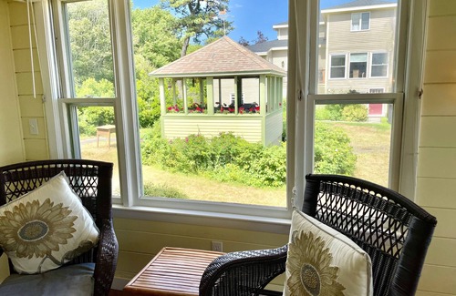 Pine Point House | SEPT DISCOUNT! Home, 1.5 acre on Sandy beach, 3 Wrap-around Porches