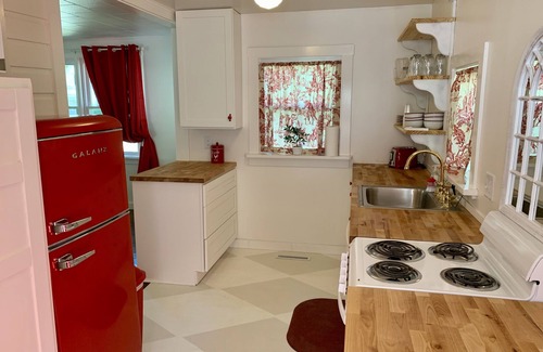 Nauvoo House | Sept-May ask for 30% Discount! The Red Cottage-30-DAYS OR LONGER-TERM RENTAL!