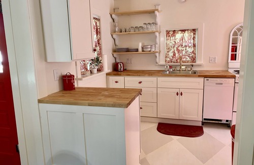 Nauvoo House | Sept-May ask for 30% Discount! The Red Cottage-30-DAYS OR LONGER-TERM RENTAL!