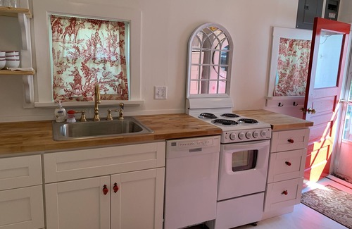 Nauvoo House | Sept-May ask for 30% Discount! The Red Cottage-30-DAYS OR LONGER-TERM RENTAL!