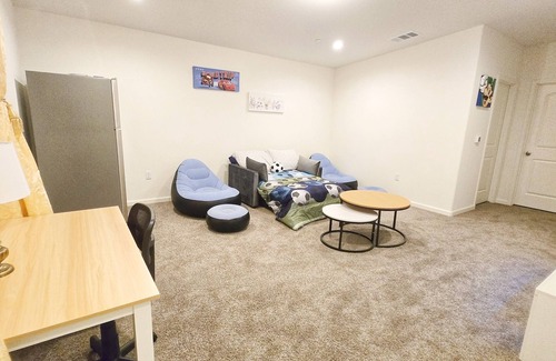 Tulare House | Sequoia Explorer's Retreat in Tulare, 3BDs/2.5 Baths, 5mins to Shopping Center
