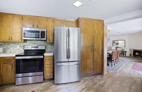 Three Rivers House | Sequoia House ~ 1 Mile from Park Entrance!