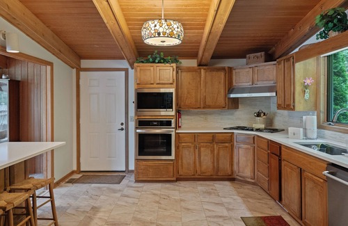 Lake Sequoyah Cabin | Sequoyah Lakeside Lodge | Spacious Lakefront Home with Kayaks directly on Lake Sequoyah