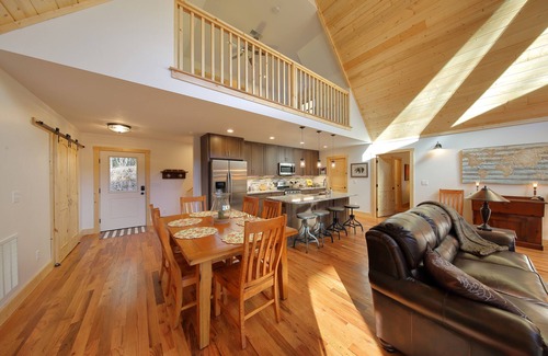 Hendersonville House | Serenade Shores: Now Listed Through Carolina Mornings! See VRBO 4455449