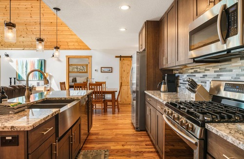 Pisgah Forest House | Serenade Shores by CM | Pet-Friendly Cabin, Waterfront Views🌊 +Biltmore Pass