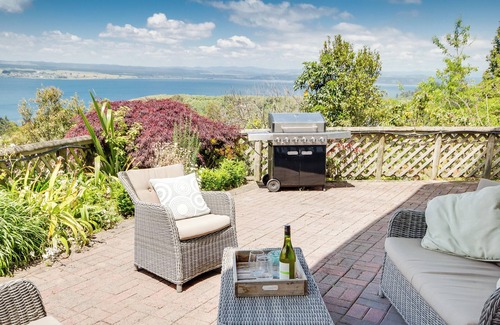 Acacia Bay Apartment | Serendipity with a stunning view - relax and rewind and bring your furry friend!