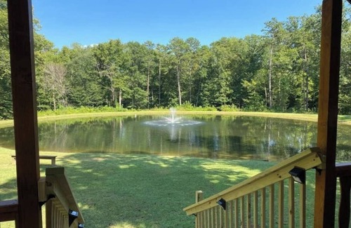 Asheboro House | Serene 1BR Cabin near NC Z00 with Loft & Waterview