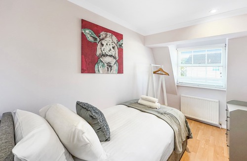 Bishop's Stortford Apartment | Serene 2BR Retreat in Bishop's Stortford