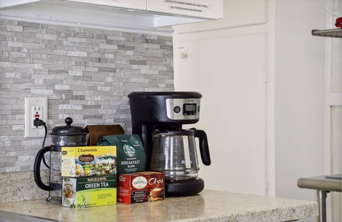 Midway House | Serene 2BR Home: Walk to Light Rail, Central Location, Fast WiFi
