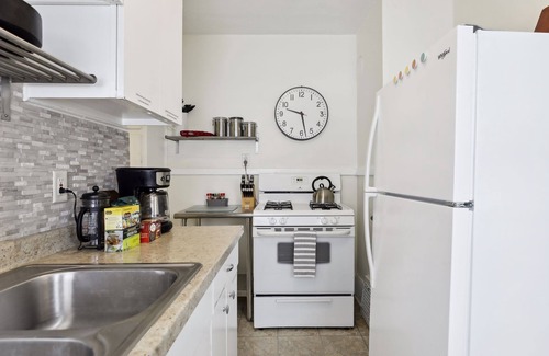 Midway House | Serene 2BR Home: Walk to Light Rail, Central Location, Fast WiFi