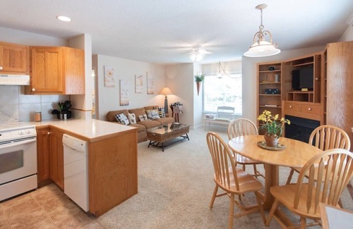 Otto House | Serene 2BR Retreat with Hot Tub, Fire Pit & Yoga