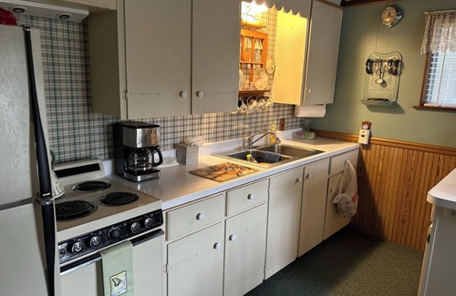 Gladwin Cottage | Serene 3-bedroom cottage with WiFi on Secord Lake in Gladwin