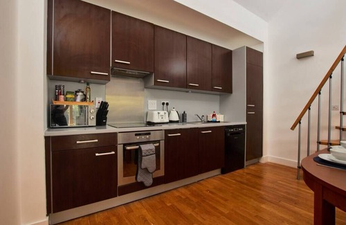 Coventry House | Serene 4 Bed Home in Coventry sleeps10 wParking