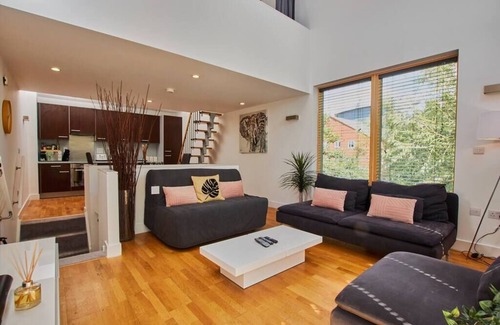 Coventry House | Serene 4 Bed Home in Coventry sleeps10 wParking