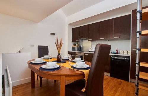 Coventry House | Serene 4 Bed Home in Coventry sleeps10 wParking