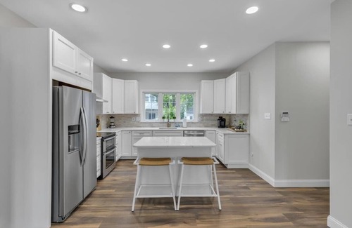 Saint Albans House | Serene 4BD/4BA Countryside + HotTub by Lake & Golf