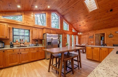 Sevierville Cabin | Serene 4BdRm Cabin w Outdoor KIT/FRPLC/Treehouse