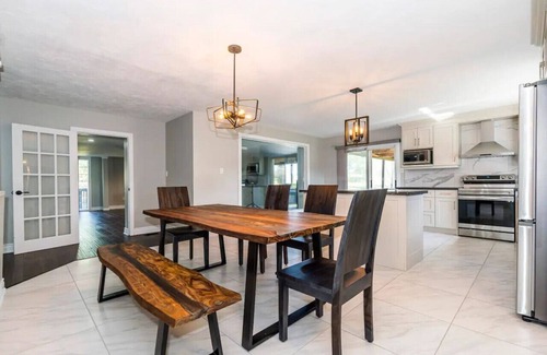 Georgina House | Serene 4BR house w/Hot tub, Lake, Billiards & BBQ
