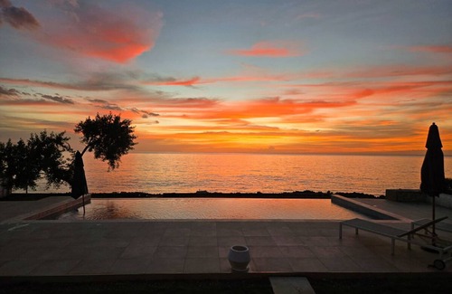 Whitehouse Villa | Serene 4BR Oceanfront Villa with Large Saltwater Pool and Direct Sea Access
