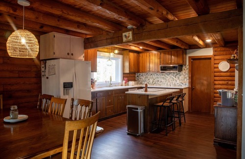 Smithfield House | Serene 8 acre log house vacation getaway w/private hot tub and river access!