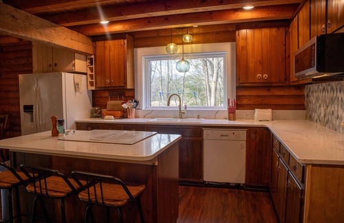 Smithfield House | Serene 8 acre log house vacation getaway w/private hot tub and river access!