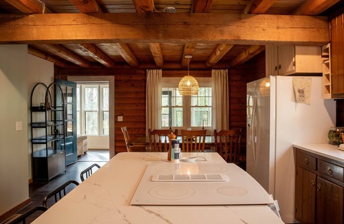 Smithfield House | Serene 8 acre log house vacation getaway w/private hot tub and river access!