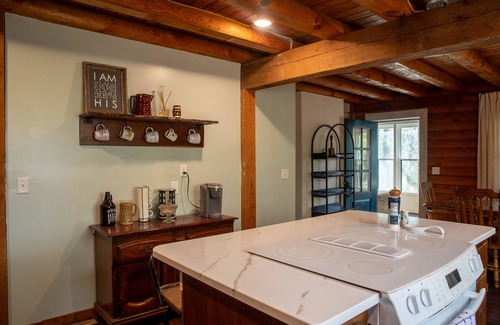 Smithfield House | Serene 8 acre log house vacation getaway w/private hot tub and river access!