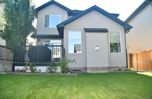 Kincora Villa | Serene and Secure Home Sweet Home with Office, 15 min to Airport, 20 min to Downtown, 90 min to Banff