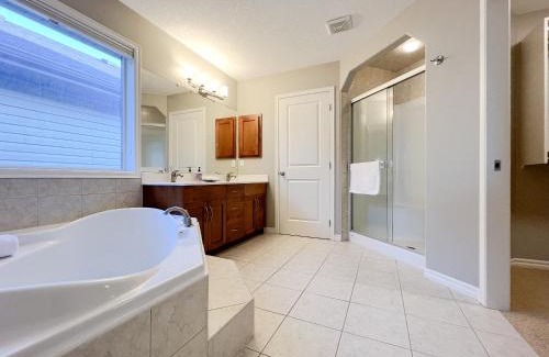 Kincora Villa | Serene and Secure Home Sweet Home with Office, 15 min to Airport, 20 min to Downtown, 90 min to Banff