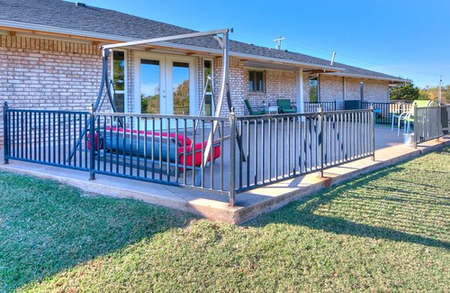 Cedar Valley House | Serene and Spacious Farmhouse RANCH >> Dogs Welcome