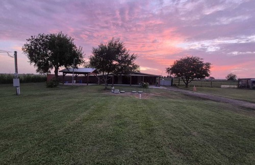 Lissie House | Serene barn house with cattle in Wallis, TX - Perfect for a peaceful getaway