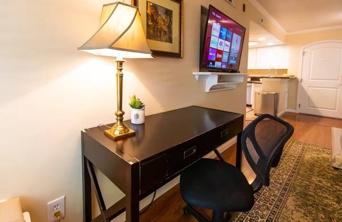 Ridgecrest Apartment | Serene Business-Friendly Getaway ~ ♛Queen Bed, Pkg