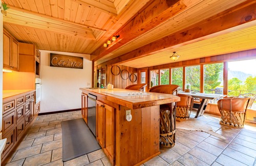 Salyer House | Serene cabin with large deck, woodstoves & trail to river beach - dog-friendly