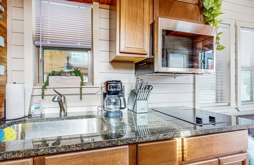 Harper Cabin | Serene cabins with full kitchens, AC + free wifi