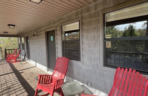 Waynesboro Hotel | Serene Cedar's Edge Room 2