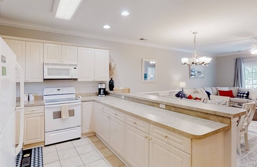 Central Myrtle Beach Condo | Serene condo with pool, balcony, full kitchen, washer/dryer, and TV