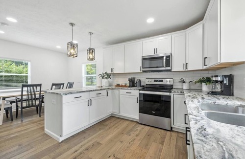 Mapleton/Fall Creek House | Serene Creekside Cottage- 4BR - Near Downtown Indy