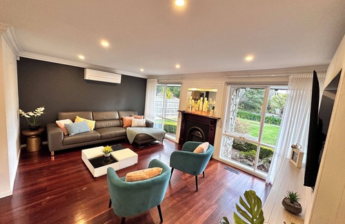 Boronia House | Serene Escape with Birds, Trees & Breeze– 5BR, 3.5B n garage with Wifi & Netflix