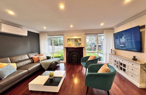 Boronia House | Serene Escape with Birds, Trees & Breeze– 5BR, 3.5B n garage with Wifi & Netflix
