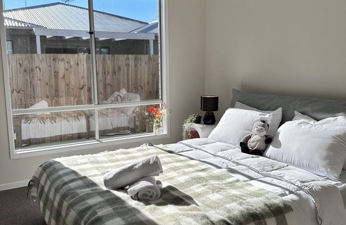 Loganlea House | Serene Forest Retreat - Brand New Home with Sunny Backyard, BBQ + Superfast WIFI