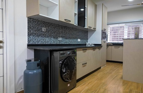 Accra House | Serene Gated 7-Guest Townhome with gym